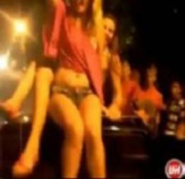 Novinhas bêbadas tirando a roupa na rua