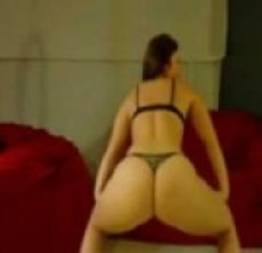 Parece magra mas tem a bunda gorda