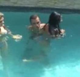 Comendo putinhas gostosas na piscina