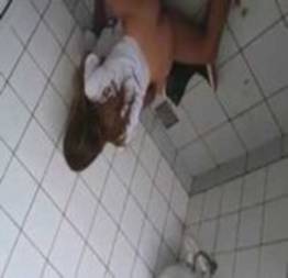 Flagra alunos no banheiro da escola publica