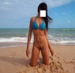 Novinha exibicionista tirando fotos peladinha na praia caiu no whatsapp