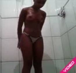 Mulata novinha gravou vídeo tomando banho caiu na net
