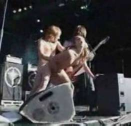 Sexo em show de rock no meio do palco!