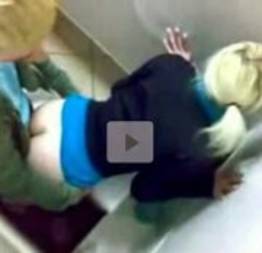 Vídeo mostra flagras de sexo dentro dos banheiros das baladas