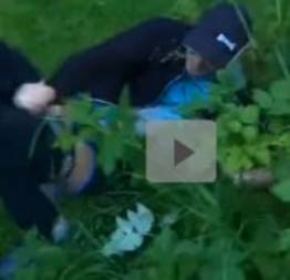 Video mostra moleque forçado a liberar rabo no mato