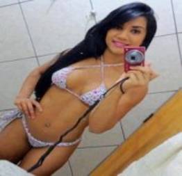 Carlinha de 24 anos caiu na net dando o cu sentada no banquinho 