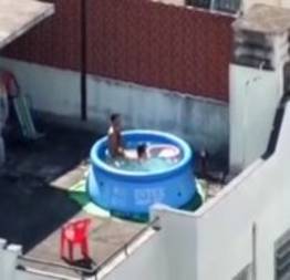 Casal transando na piscina do terraço filmados no flagra