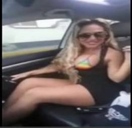 Loira do Mexico com vestido curtinho no carro