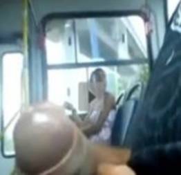 Mostrando o Pau no Ônibus e ela gostando