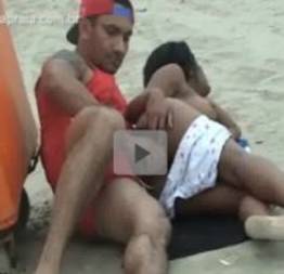 Casal flagrando fazendo sexo na praia