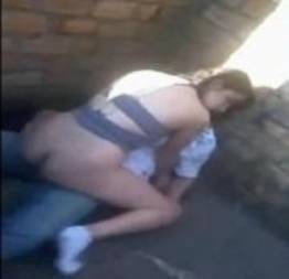 Flagra casal trepando no beco depois da aula