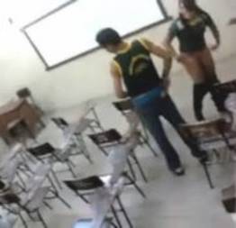 Flagra real de aluno fodendo novinha na sala de aula
