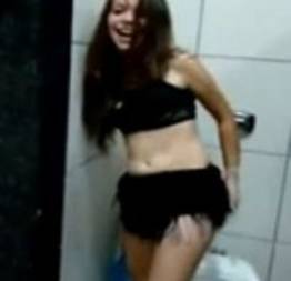 Novinha bebada no banheiro masculino fazendo alegria da rapaziada