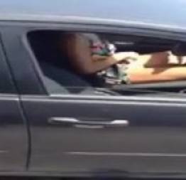 Safada tocando uma siririca dentro do carro