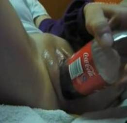 Tarada engolindo garrafa de coca cola