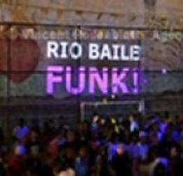 Você sabe o que acontece em um banheiro de baile funk? Não?