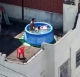 Socando a vara na gostosa dentro da piscina