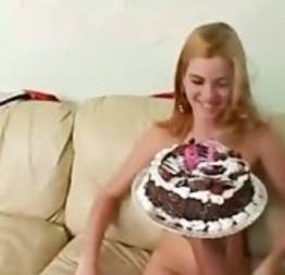 Ganhou bolo e pica no aniversário de 18 anos