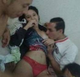 Novinha na suruba com dois amigos do colégio