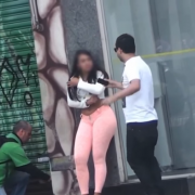 Garota de programa gostosa aceitou foder na rua por dinheiro .