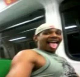 Leke sacana colocando a novinha pra chupar dentro do Metro