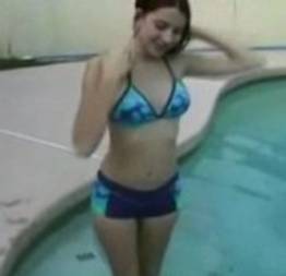 Novinha de Campinas tocando siririca na beira da piscina