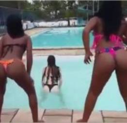 Novinhas dançando funk de biquíni enfiado na piscina