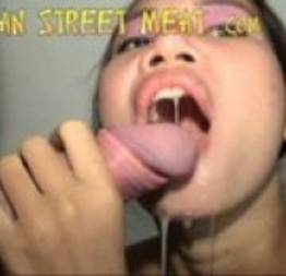Prostituta tailandesa levando gozada na boca
