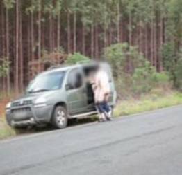 Casal cheio de tesão fazendo sexo na beira da rodovia