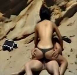 Flagra de casal safado dando uma trepada na praia