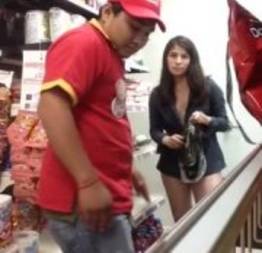 Funcionário flagrou a novinha batendo siririca dentro do supermercado