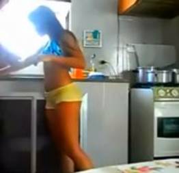 Leke pegando sua irmãzinha gostosa na cozinha