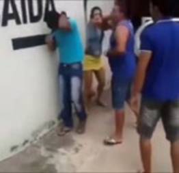 Marido corno pega mulher no flagra na porta de hotel e se revolta