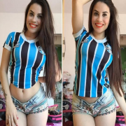 Musa gostosa exibe corpo sensual para inspirar o vice-campeonato do Grêmio
