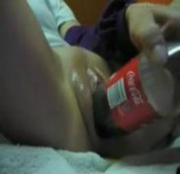Novinha arrombando a bucetinha com a garrafa de coca cola