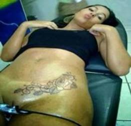 Novinha tattoada teve vídeo vazado colocando piercing na bucetinha