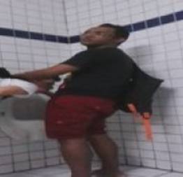 Flagra real no banheiro publico o cara botando o boy pra chupar rola