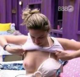 Ana Paula exibe os seios no BBB16