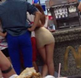 Gostosa flagrada na fila McDonalds com vestidinho curto