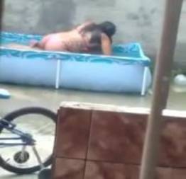 Flagra casal amador trepando na piscininha no quintal