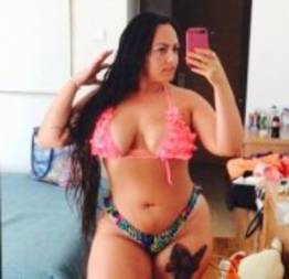 Gostosa Tammy Love se exibindo no espelho de lingerie