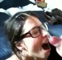 Novinha de oculos levando um banho de goza na cara