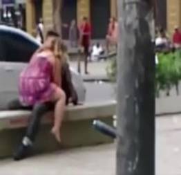 Casal flagrado trepando no meio da rua