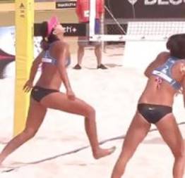 Gostosas jogando vôlei de praia