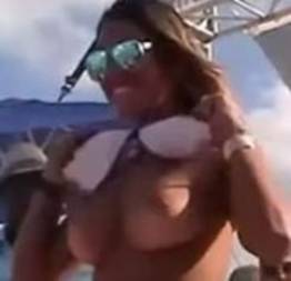 Panicat Dani Bolina mostrando os peitos em video amador