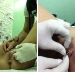 Profissional colocando piercing na boceta da gata