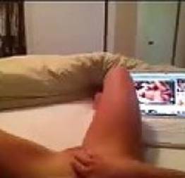 Casada batendo siririca e vendo pornô