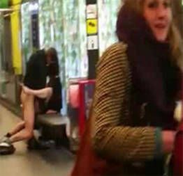 Casal sem vergonha flagrado transando no metrô