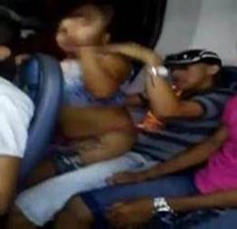 Flagra mulher safada liberando buceta no ônibus com passageiro