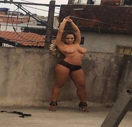 Mulher melão fazendo ensaio pelada na favela
